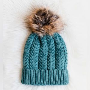 NWT Cable Knit Beanie with Faux Fur Pom in Teal 🩵❄️☃️ Panache Apparel